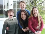 Kate Middleton, princesa de Gales, con sus tres hijos, en su primera foto tras su operación.