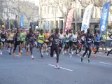 Un grupo de personas participa en la 45 edición de la maratón de Barcelona.
