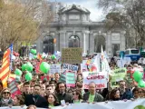 Decenas de personas protestan con carteles durante la marcha por la vida en Madrid