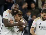 Rudiger y Modric se abrazan tras el segundo gol del Real Madrid.