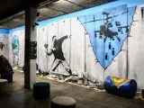 Representación del 'Lanzador de flores' de Banksy en Polonia.