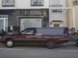 Coche fúnebre con un ataúd vacío aparcado desde San Valentín en una calle de Vélez-Málaga.