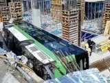 El autobús urbano que ha caído en el interior de unas obras en Cornellà, Barcelona.