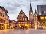 Plaza del Mercado de Quedlinburg con el Ayuntamiento a la derecha.