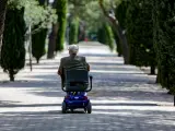 Un anciano en silla de ruedas eléctrica en un parque en el primer día en que los españoles pueden salir de casa a pasear y hacer ejercicio al aire libre, pero solo en determinadas franjas horarias, divididos por edades, en el mismo municipio de residencia y sin alejarse en el caso de los paseos a más de un kilómetro de distancia de su domicilio, en Madrid (España), a 2 de mayo de 2020. . 02 MAYO 2020 DESCONFINAMIENTO;ESTADO DE ALARMA;PANDEMIA;CORONAVIRUS;COVID-19; Ricardo Rubio / Europa Press (Foto de ARCHIVO) 02/5/2020