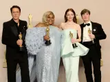 Robert Downey Jr., Da'Vine Joy Randolph, Emma Stone y Cillian Murphy con sus Premios Oscar.