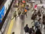 Imagen del momento en que un tren del metro de Madrid es desalojado por una avería.