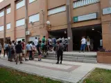 Alumnos a las puertas de un instituto en la localidad sevillana de Tomares.
