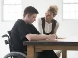 Joven con discapacidad y su terapeuta