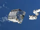 La Estación Espacial Internacional arroja una plataforma de 2,9 toneladas.