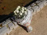 Ramo de flores en memoria de las víctimas de los atentados del 11M en el Retiro.