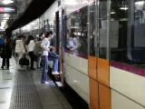 En la imagen, una chica subiendo a un tren de Rodalies.