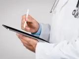 Un médico con una tablet