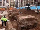 Los arqueólogos, en los trabajos de excavación.