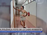 La cabo Roberto posa con un vestido en el cuartel de Ceuta.