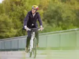 Un ciclista circula con su bicicleta con el casco perfectamente ajustado.
