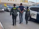 El detenido en Torrevieja, junto a dos agentes de la Guardia Civil.