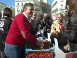 La UPA reparte fresas de Huelva en la Puerta del Sol de Madrid.