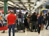 Varias personas con maletas en el Aeropuerto Adolfo Suárez-Madrid Barajas,