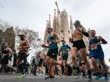 Varios corredores pasan junto a la Sagrada Familia durante la Zurich Marató de Barcelona 2024, a 10 de marzo de 2024, en Barcelona, Catalunya (España). Este año se celebra la 45ª edición de la Zurich Marató Barcelona, con la participación de 20.000 corredores y corredoras, alcanzando la tercera mejor cifra de participación en la historia de la maratón, con un récord de corredores internacionales. Además, se estrena un nuevo recorrido, más céntrico y plano, y con solo 33 curvas. 10 MARZO 2024;MARATÓN;CARRERA;CORREDORES;CORREDORAS;RECORRIDO;RECURSOS Lorena Sopêna / Europa Press 10/3/2024