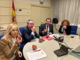 Óscar Puente lanza críticas al PP comiendo fresas: "Me gusta la fruta... de Huelva".