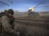 Un oficial ucraniano dispara hacia las posiciones rusas.
