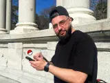 Víctor, de 37 años, juega a 'Pokémon Go' como coleccionista.