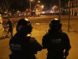 Mossos d'Esquadra lanzan bolas de foam a los manifestantes desde la plaza Urquinaona con Pau Claris.
