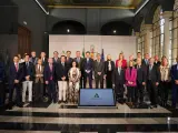 Foto de familia, presidida por Juanma Moreno, tras la presentación del Plan de Infraestructuras Judiciales de Andalucía 2023-2030.