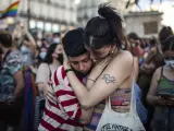 Lucía (d) y Marcela durante una manifestación para condenar el asesinato de un joven de 24 años en A Coruña debido a una paliza al grito de "maricón", a 5 de julio de 2021, en Madrid.
