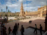 Turistas en la Plaza de España de Sevilla.