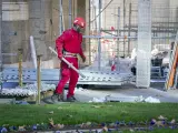 Un trabajador retira los andamios tras la rehabilitación de la Puerta de Alcalá en Madrid.