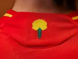 La camiseta de España para la Eurocopa 2024 lleva un clavel en el cuello.