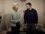 La presidenta de la Comisión Europea y el mandatario ucraniano.