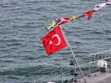 Bandera de Turquía en un buque de la Guardia Costera turca.
