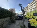 Un coche invade la acera, atropella a un peatón y se choca contra un árbol en Castro Urdiales.