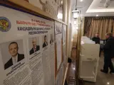 En el colegio electoral se exhibe un cartel informativo con fotograf&iacute;as de los candidatos a las elecciones presidenciales.