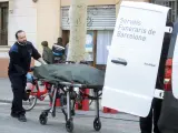Los servicios funerarios transportan uno de los cadáveres del parricidio de Barcelona.