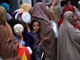 Mujeres con burka hacen cola para obtener comida durante el Ramadan en Peshawar, Pakistan.