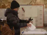 Una mujer deposita su voto en un colegio de Moscú.