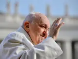 El Papa Francisco saluda a los fieles.