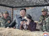 La hija de Kim Jong-Un supervisando con unos prismáticos ejercicios militares.
