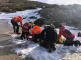 Rescate del montañero que ha sufrido una caída en la subida a la Bola del Mundo.