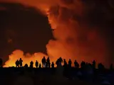 La erupción ha atraído a algunas personas, que se han acercado a ver la lava y las columnas de humo de la actividad volcánica entre Hagafell y Stóri-Skógfell.
