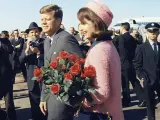 Los Kennedy, a su llegada a Dallas el 22 de noviembre de 1963, unas horas antes del magnicidio.