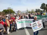 Decenas de personas durante la manifestación de los vecinos de Aluche y Campamento por el proyecto de soterramiento de la A-5 que tendrá "700 metros menos que su proyecto inicial".