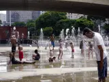 Personas refrescándose en una fuente de Sao Paulo, Brasil.