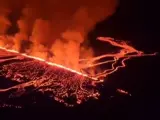 Una erupción volcánica deja a Islandia cubierto por ríos de lava.