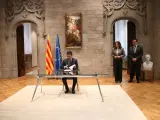 Aragonès, firmando el decreto en el Palau de la Generalitat.