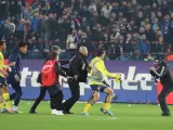 Un fan del Trabzonspor turco ataca a los jugadores del Fenerbahce
